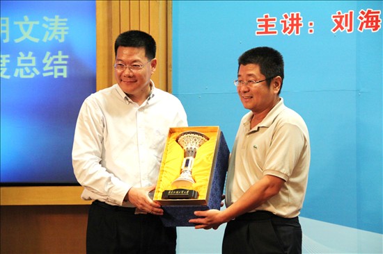 仲伟合校长向主讲嘉宾赠送纪念品