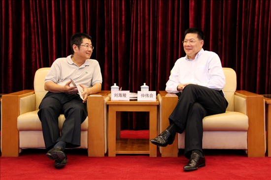会后，仲伟合校长与刘海陵总编畅谈未来合作发展计划